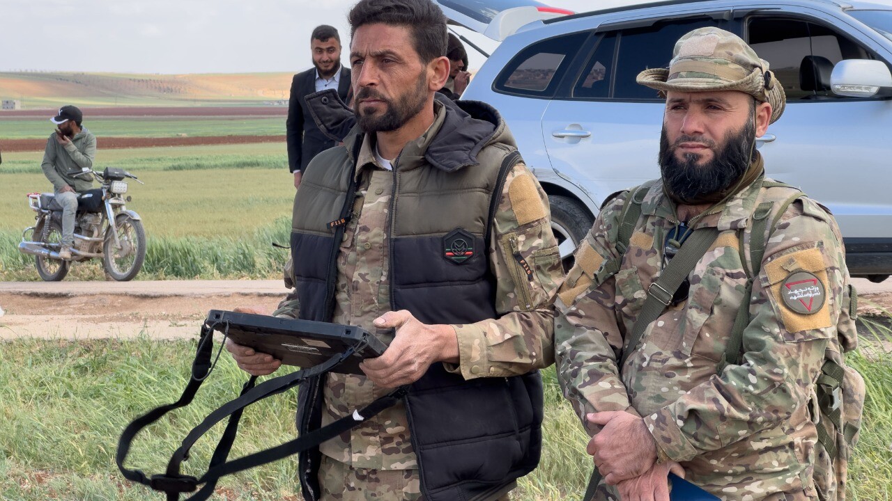 Suriye’nin Hama ilinde devrik rejim tarafından sivil yerleşim yerlerine döşenen mayınlar Suriye Savunma Bakanlığı tarafından temizleniyor.