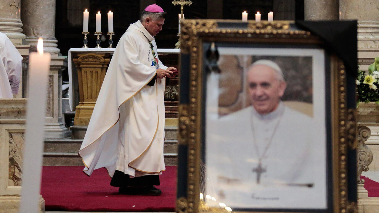Papa’nın tabutu Aziz Petrus Bazikilikası'na taşınıyor